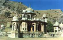 Hrobka královské rodiny Gaitor v úpatí Nahargarhských kopců, v pozadí Tygří pevnost