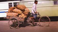 Nákladní rickshaw v ulicích starého Dillí